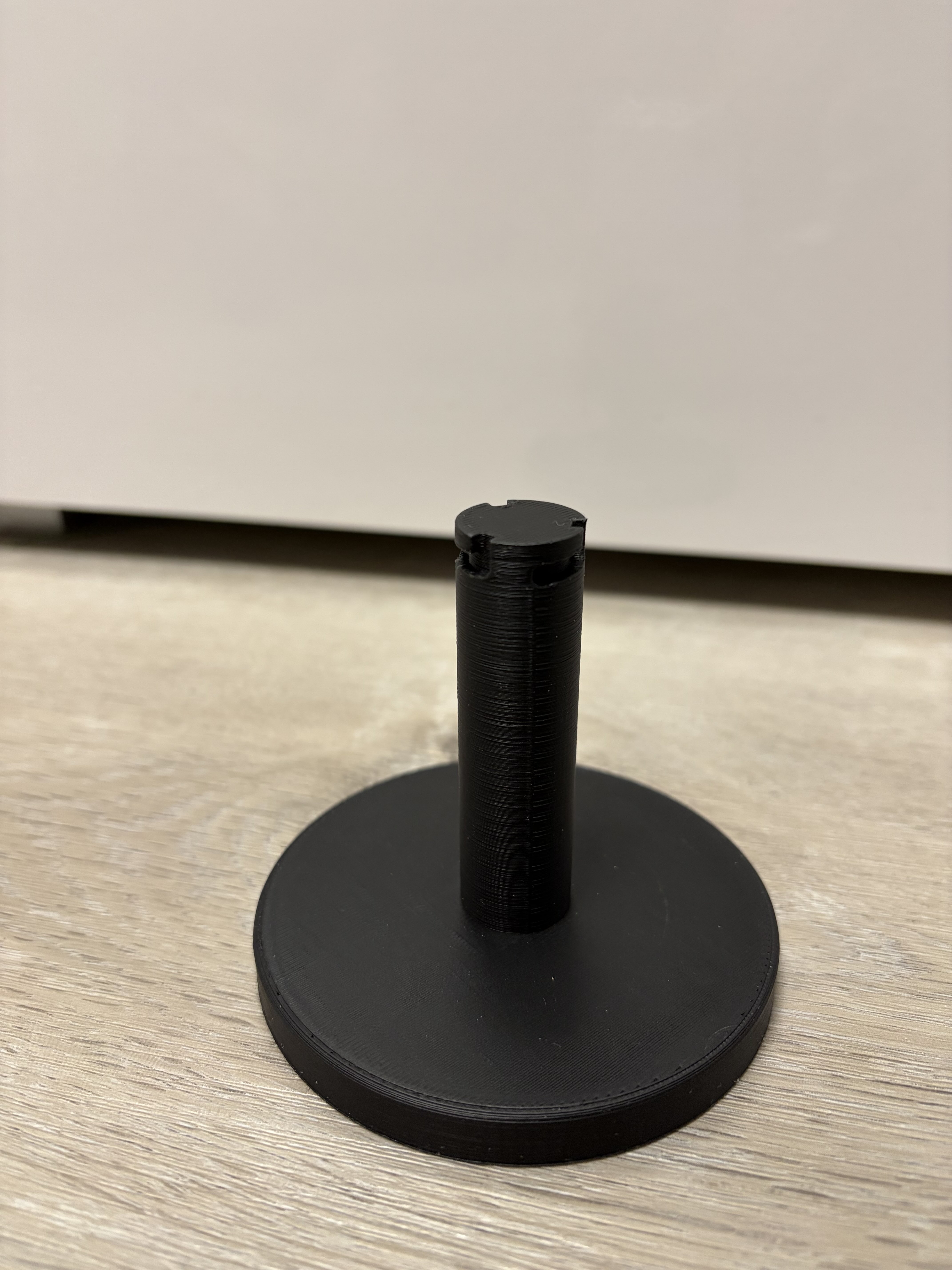 Spieler halten Würfelbecher hoch