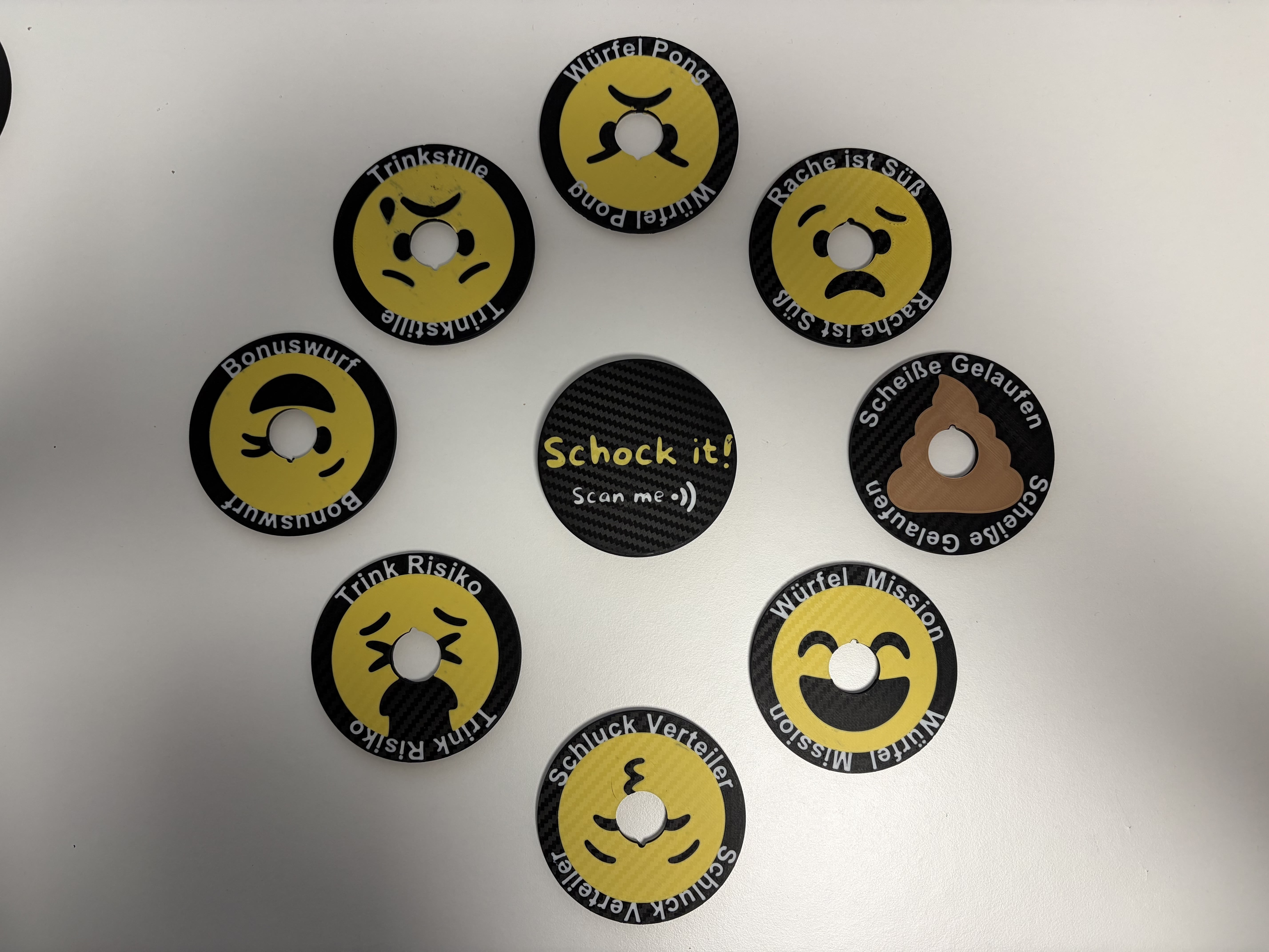 Freunde feiern Würfelwurf