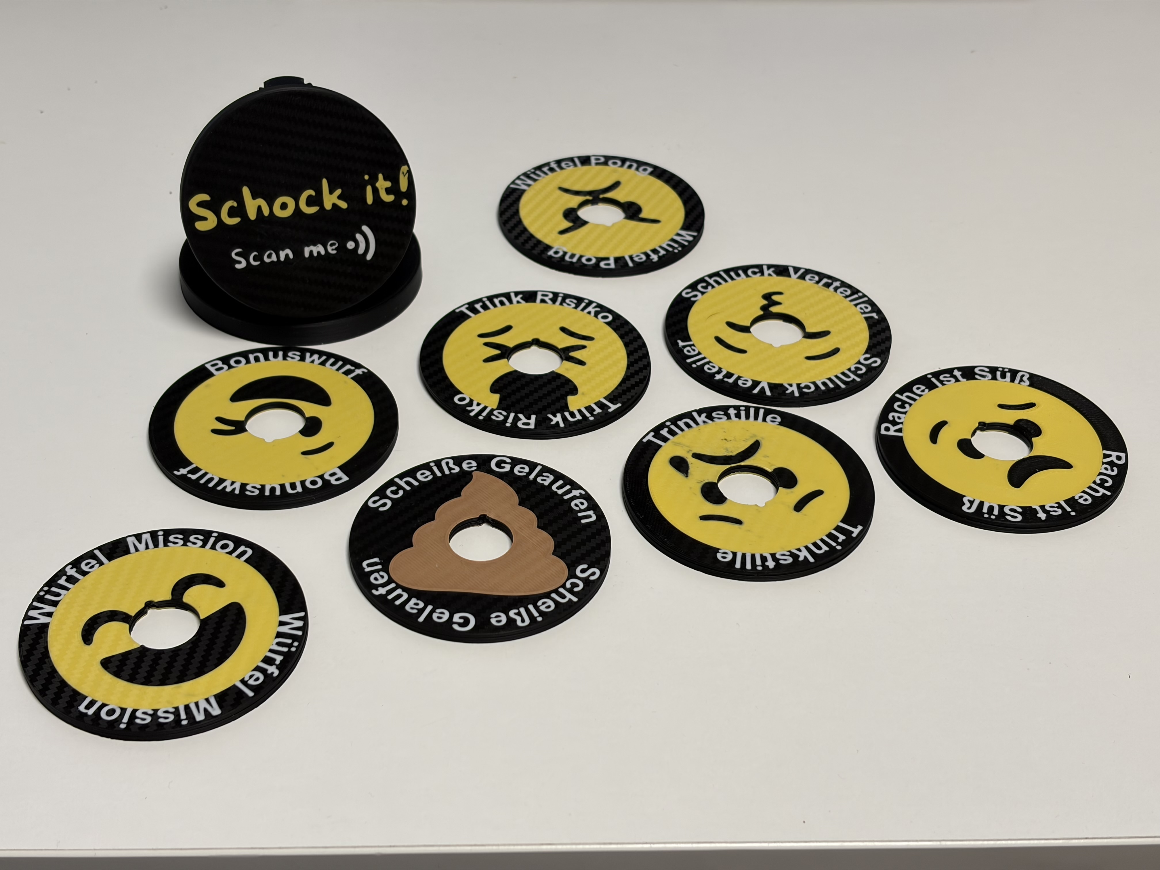 Würfelbecher und Chips