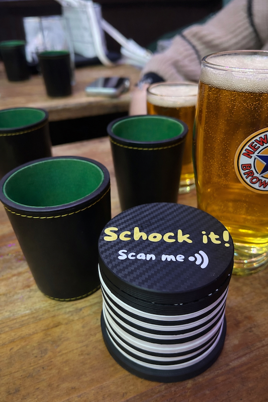Schock It Spielszene mit Würfeln